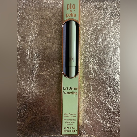 Makeup bundle perfect for gifting. Work wife, secret Santa, stocking stuffers - Picture 6 of 9